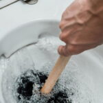 Como eliminar o calcário do vaso sanitário com truque simples