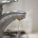 Essa mistura simples está salvando banheiros por todo o Brasil