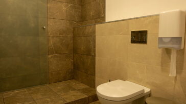 Essa mistura de cozinha está deixando o box de vidro brilhando como novo