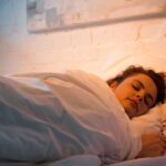 A psicologia e a ciência explicam que significa dormir com meias todos os dias