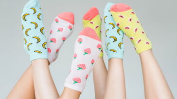 A psicologia e a ciência explicam que significa dormir com meias todos os dias