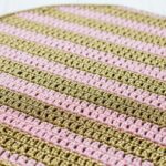 Sousplat listrado em rosa e dourado de crochê que valoriza sua mesa