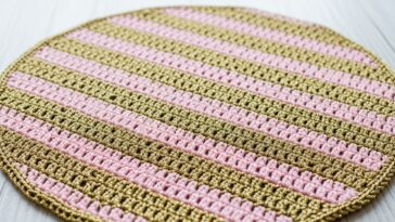 Sousplat listrado em rosa e dourado de crochê que valoriza sua mesa