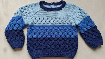 Suéter infantil em tons de azul em crochê que aquece com estilo e amor