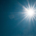 Transforme qualquer espaço com essa almofada de crochê em formato de sol