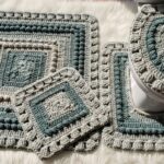 Aprenda o modelo de jogo de tapetes em crochê que deixou o banheiro mais elegante