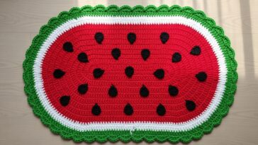 Tapete oval de melancia em crochê que traz frescor e personalidade à decoração