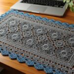 Tapetinho para mesa de escritório em crochê que deixa o ambiente aconchegante e elegante
