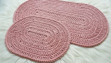 Esse jogo de banheiro em crochê rosa está virando tendência na decoração