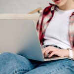 Adolescentes preferem conversar com IA e especialistas acendem alerta