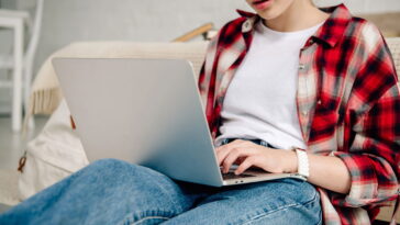 Adolescentes preferem conversar com IA e especialistas acendem alerta