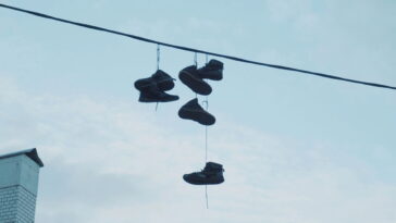 O que ninguém te contou sobre tênis pendurados nos fios das cidades