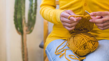 Essa bandeja de vinho em crochê deixou a mesa ainda mais charmosa