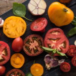 Veja como fazer descansos de copos de crochê em formato de tomate com este tutorial simples