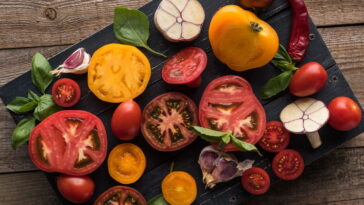 Veja como fazer descansos de copos de crochê em formato de tomate com este tutorial simples