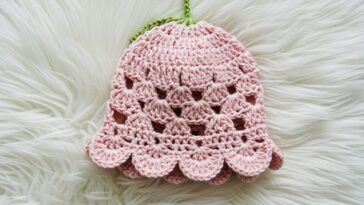 Essa touca transforma o look infantil com muito charme e carinho