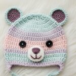 Essa touca de ursinho está bombando nos grupos de crochê