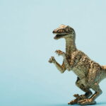 Botinha infantil em crochê que parece saída do mundo dos dinossauros