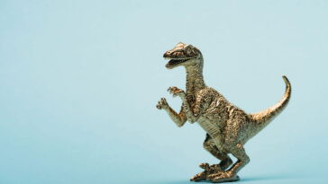 Botinha infantil em crochê que parece saída do mundo dos dinossauros