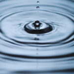 O que realmente acontece se você beber água mineral fora da validade