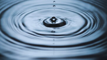 O que realmente acontece se você beber água mineral fora da validade