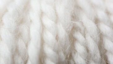 Essa almofada de margaridas vai deixar sua casa mais aconchegante e florida