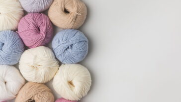 Essa almofada de meia lua em crochê está conquistando a decoração moderna