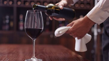 Um porta garrafas artesanal que une crochê e couro com elegância