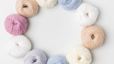 Almofada de crochê em formato de pastel transforma a decoração com criatividade