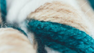 Transforme sua mesa com porta copos de vela em crochê artesanal