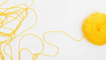 O acessório literário em crochê que está conquistando leitores fãs do diferente