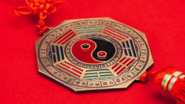 Essa bolsa de crochê une equilíbrio, estilo e impacto visual