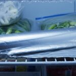 Papel alumínio ajuda a derreter o gelo do freezer rapidamente e facilita a limpeza