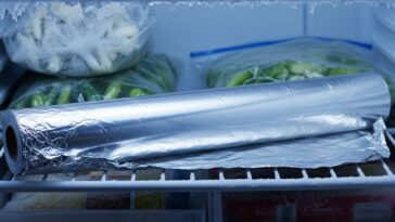 Papel alumínio ajuda a derreter o gelo do freezer rapidamente e facilita a limpeza