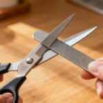 O atrito causado pela lixa remove minúsculas imperfeições e rebarbas da borda das lâminas, restaurando seu fio e garantindo um corte mais preciso.