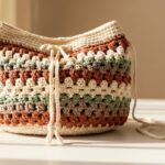 Essa bolsa de crochê é o toque artesanal que seu look estava pedindo