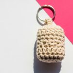 Esse chaveirinho de crochê é puro encanto pra quem ama trabalhos manuais