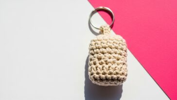 Esse chaveirinho de crochê é puro encanto pra quem ama trabalhos manuais