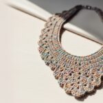 Crocheteiras estão encantadas com esse colar de crochê cheio de charme e estilo