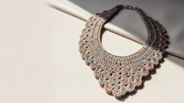 Crocheteiras estão encantadas com esse colar de crochê cheio de charme e estilo