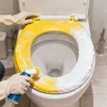 Aprenda truques caseiros que vão te ajudar a recuperar a cor do seu assento sanitário rápido e sem gastar muito.