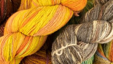 Crochê sustentável transforma restos de fios em peças cheias de vida