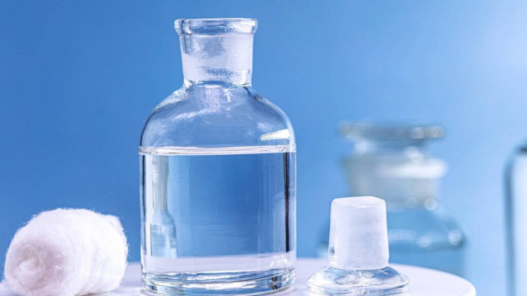 Mistura de água oxigenada com sal virou segredo da faxina natural