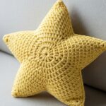 Almofada de estrela em crochê, a peça artesanal que une conforto e estilo