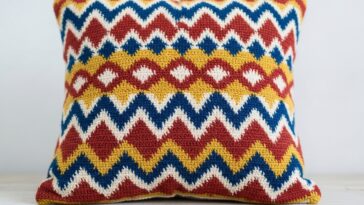 Essas capas de almofada em crochê vão transformar sua sala com arte