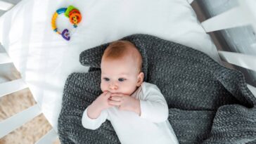 Manta de crochê para bebê com ponto pipoca para aconchego e delicadeza