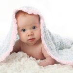 Blusa infantil de crochê com mangas bufantes cheia de delicadeza