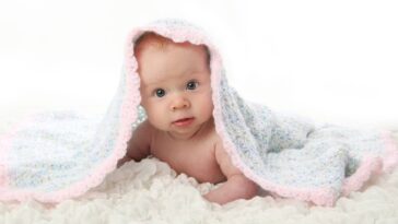 Blusa infantil de crochê com mangas bufantes cheia de delicadeza