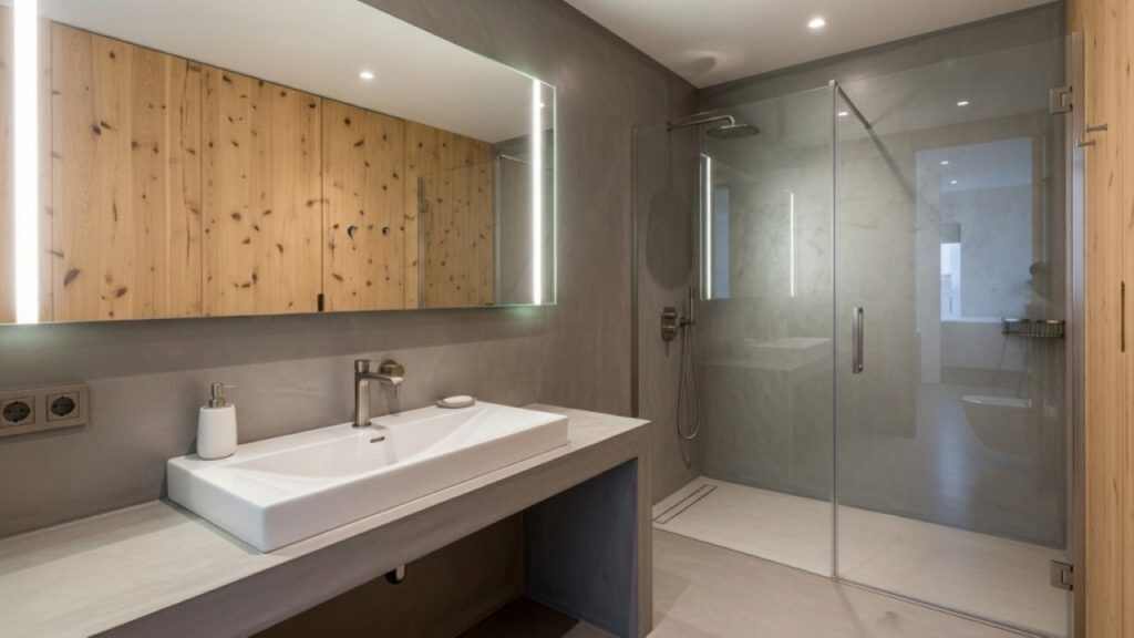 Suas propriedades antideslizantes também podem ser incrementadas conforme a necessidade, aumentando a segurança em áreas molhadas.