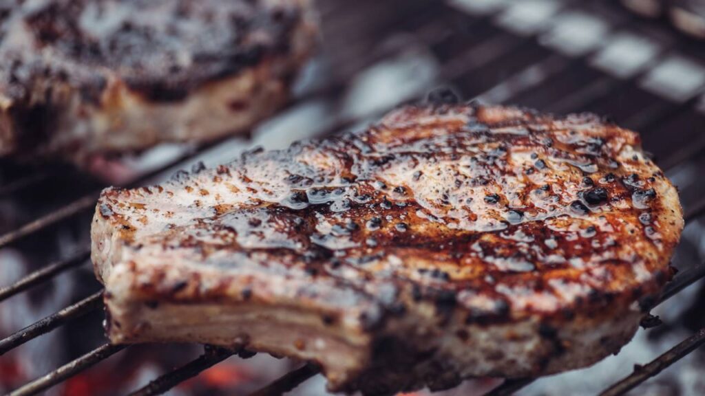 Por que jogar sal sobre as brasas no churrasco segundo um chef de cozinha